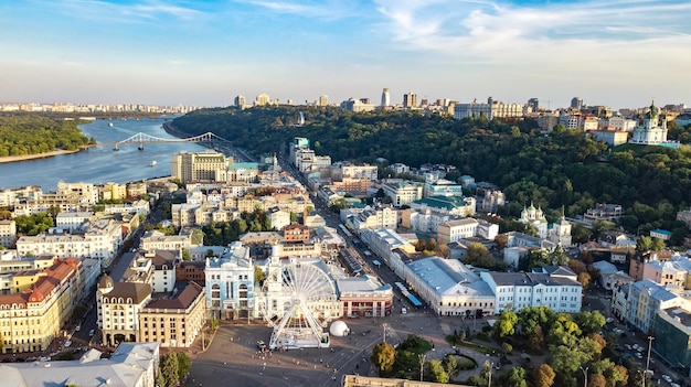 Vista aerea del drone del paesaggio urbano di kiev sul fiume dnipro e sullo skyline del quartiere storico di podol