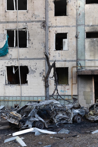 KYIV OEKRANE 20 mrt 2022 Oorlog in Oekraïne Woningbouw en auto's beschadigd door vallend puin na Russische raketaanval op Kiev