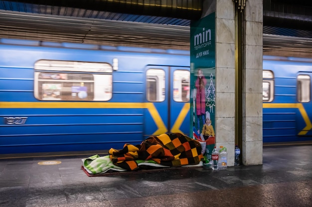 KYIV OEKRANE 25 mrt 2022 Oorlog in Oekraïne Metrostation dient als schuilplaats voor duizenden mensen tijdens raket- en bomaanslag