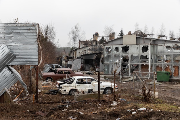 KYIV REG UKRAINE 2022년 4월 2일 키예프에서 20km 떨어진 키예프 지토미르 고속도로에서 본 주유소에서의 혼돈의 황폐화와 죽음