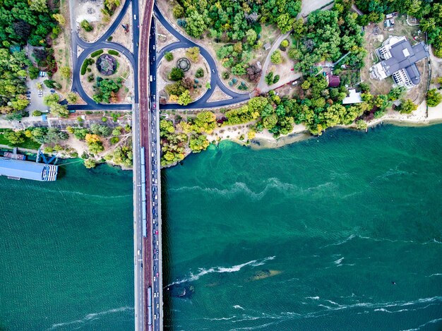 Photo kyiv roads with bridge across dnipro ukraine top view aerial photo