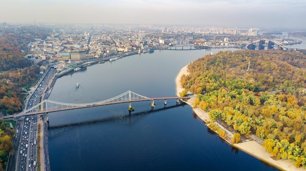 Vista aerea del drone dello skyline di kiev, quartiere storico di podil, fiume dnipro e paesaggio urbano del ponte