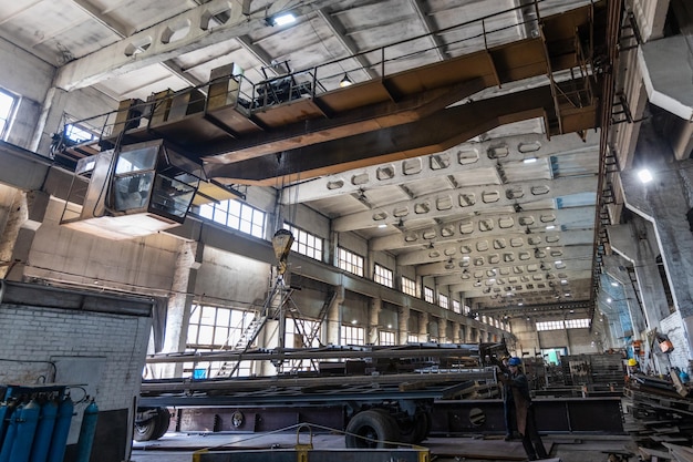 キエフ ウクライナ 150620 ワークショップでカットされた様々な金属構造物 工場は金属部品要素と構造物を生産します 金属構造物の生産のための工場.