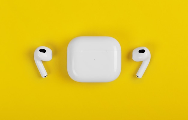 キエフ、ウクライナ2021-11-21。黄色の背景に新しいAppleAirPods3