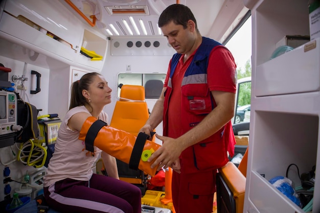 Photo kyiv ukraine 2062022 an ambulance paramedic treats the girl