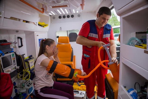 Photo kyiv ukraine 2062022 an ambulance paramedic treats the girl