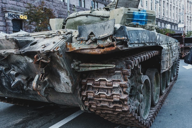 Foto kiev ucraina 23 agosto 2022 sfilata dell'equipaggiamento militare distrutto delle truppe russe sul khreshchatyk