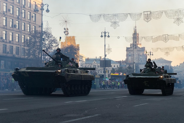 キエフ、ウクライナ•2018年8月22日：独立記念日を記念してパレードの夜のリハーサルでの軍事装備と武器