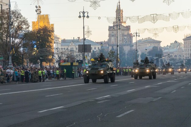 КИЕВ, УКРАИНА Ã ¢ Â € Â “22 августа 2018: Военная техника и вооружение на вечерней репетиции парада в честь Дня Независимости