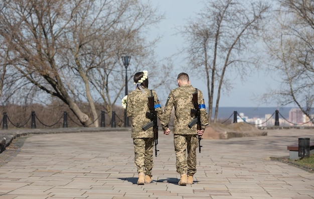 키예프 우크라이나 2022년 4월 7일 전쟁과 사랑 키예프 영토 방어 대원들은 계엄령 키예프 우크라이나의 법에 따라 키예프에서 결혼했습니다.