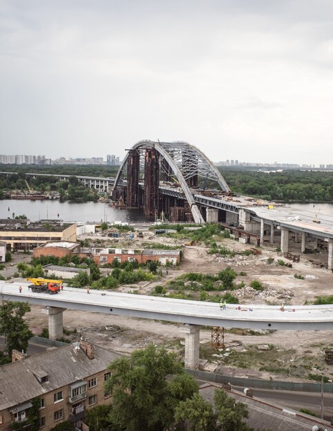 Киев, Украина - 04 июня 2019 г .: Строительство Подольского моста в Киеве. Строительство транспортной артерии. Строительство моста через реку