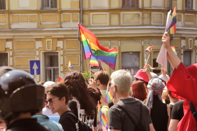 Foto kyiv ucraina 18 giugno 2017 partecipanti e spettatori del gay pride all'aperto