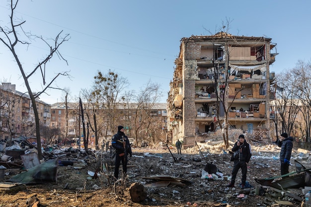 キエフウクライナ2022年3月18日ウクライナでの戦争キエフのポジールスキー地区での砲撃の余波で住宅の建物が損傷したと伝えられるところによると、少なくとも1人が死亡し、19人が負傷した。