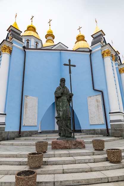 Фото Киев, украина - 15 ноября 2019 г .: вид на михайловский златоверхий монастырь в киеве