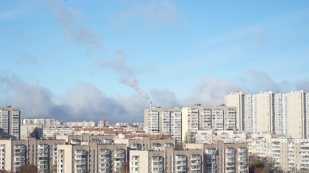KYIV UKRAINE NOVEMBER 15 2022 환경을 오염시키는 공장 공장의 오래된 굴뚝에서 끔찍한 구름으로 매우 더러운 검은 연기가 나옵니다 독성 생산 회사 산업 기업 겨울