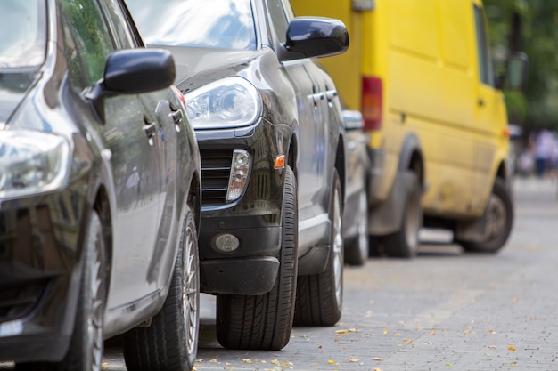 Foto kiev, ucraina - 14 ottobre 2019: fila di automobili parcheggiate vicino al marciapiede sul lato della strada in un parcheggio.