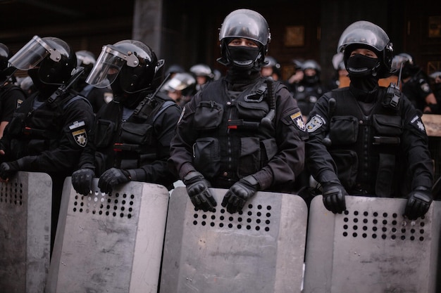 Kiev, ucraina, 18 settembre 2018 i manifestanti prendono d'assalto una struttura pubblica. poliziotti con scudi antisommossa.