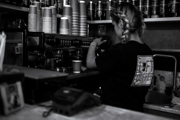 Foto kiev ucraina, 5 settembre 2023la giovane barista prepara un caffè aromatico