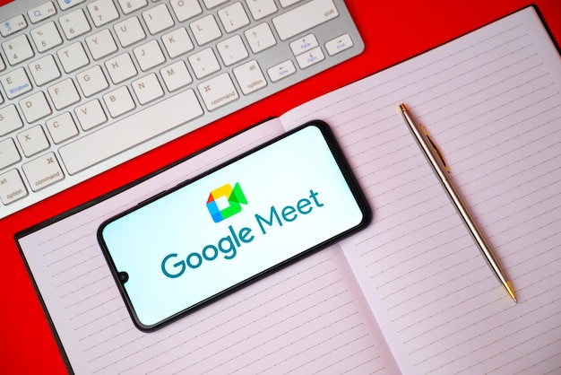 Город Киото, Япония, 05 мая 2023 г. Логотип приложения Google Meet на экране смартфона Google Meet - это служба видеозвонков, разработанная Google.