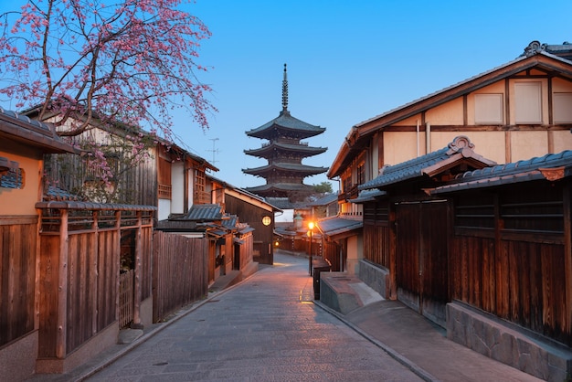 日本 京都 パゴダ と 夕暮れ の 通り