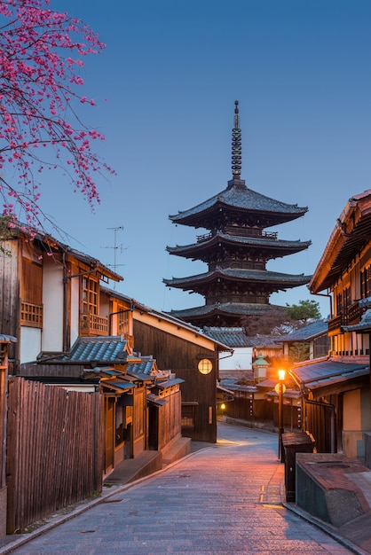 Photo kyoto japan pagoda and street at twilight