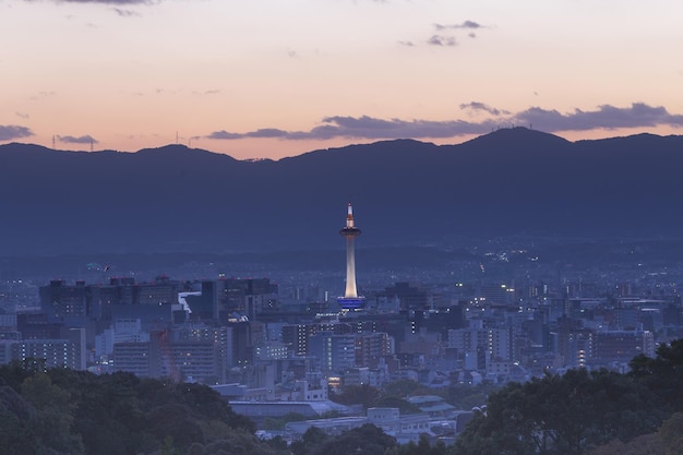 Foto paesaggio del punto di riferimento della torre di kyoto della vista della città di kyoto dal tempio di kiyomizudera, giappone