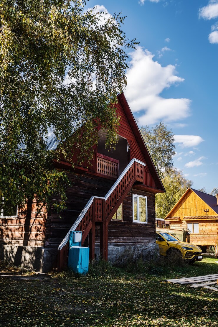 Kyrsay camping, Lake Teletskoye, Altai, Rusland Toeristische camping in de herfst