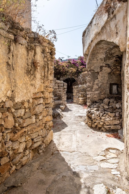 Photo kythira kastro of milopotamos kato chora ionian islands greece venetian castle at kythera vertical