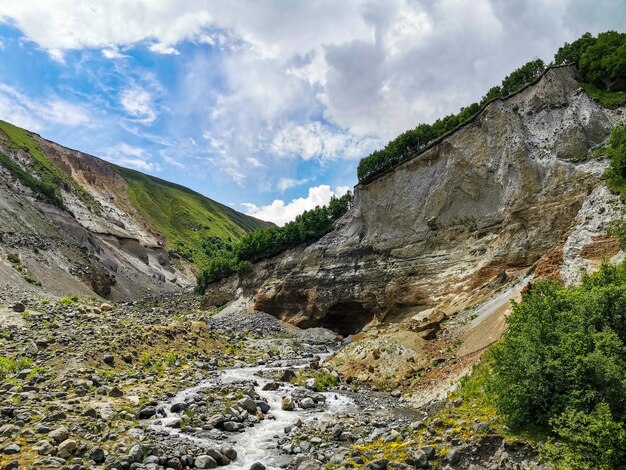 Река Кызыл-Кол в окружении Кавказских гор у Эльбруса Джилысу Россия