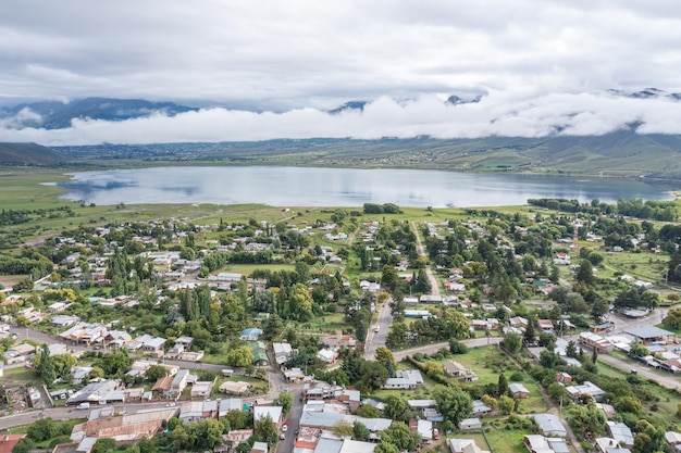 Foto la diga di la angostura a tucuman, in argentina, vista da un drone