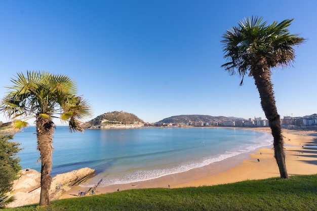 La Cocha strand in de stad San Sebastian op een zonnige ochtend, gipuzkoa. Baskenland