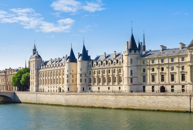 La Conciergerie - ex koninklijk paleis en gevangenis op zomerdag, Parijs, Frankrijk