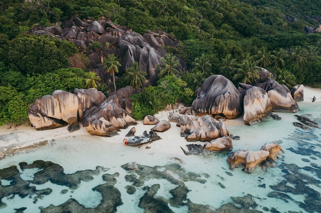 "La digue" eiland in de Seychellen. Zilverstrand met granietsteen en jungle. Luchtfoto