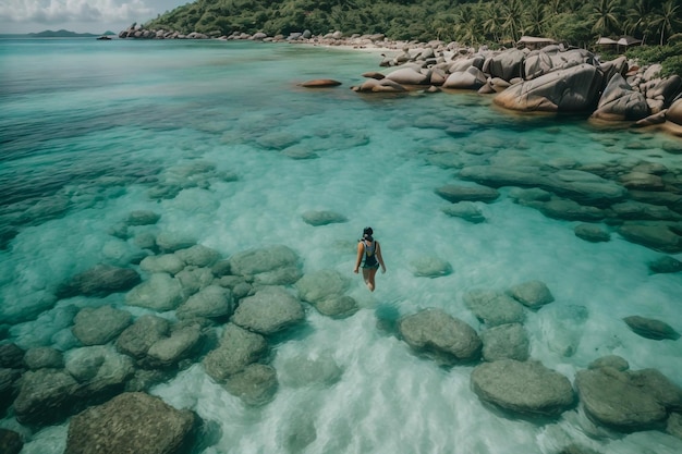 Остров Ла-Дигу на Сейшельских островах Серебряный пляж с гранитным камнем и джунглями Человек наслаждается отдыхом