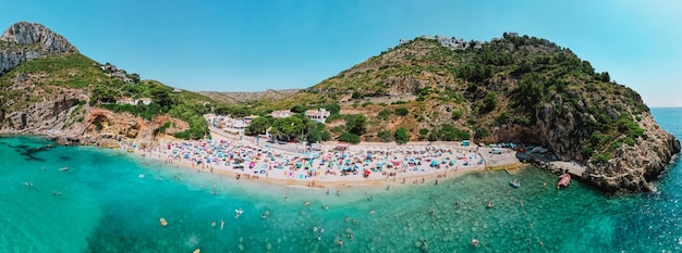 여름날에 Javea Spain의 La Granadella 해변 파노라마