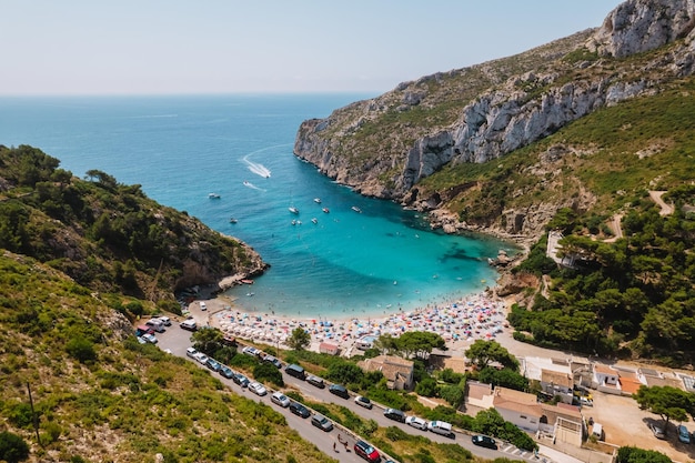 La spiaggia di granadella a javea in spagna in una giornata di sole