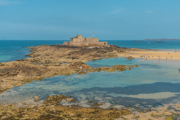 Foto la grande plage du sillon in de kustplaats saint-malo in frans bretagne in het departement ille-et-vilaine, frankrijk