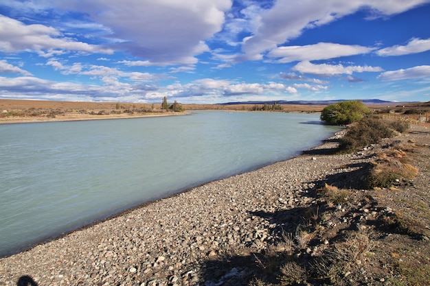 La leona rivier in patagonië, argenina