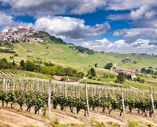 La morra traditioneel dorp in de buurt van barolo en alba in de regio piemonte, italië