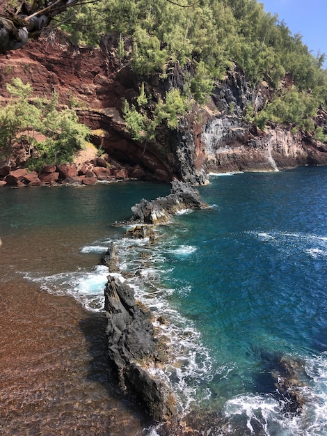 La playa roja de Kaihalulu en Maui Hawaii