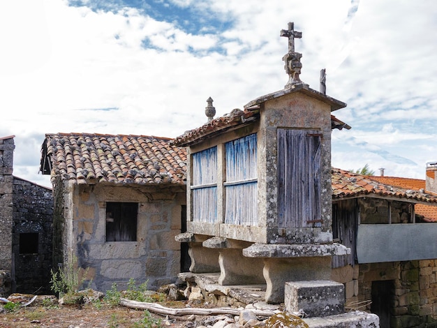 La villa de Vilouxe en Ourense, Galicia contiene maravillas como éste horreo
