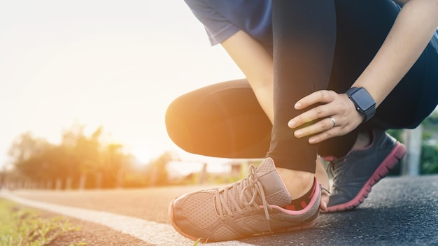 Laag deel van de vrouw die buitenshuis schoenen draagt