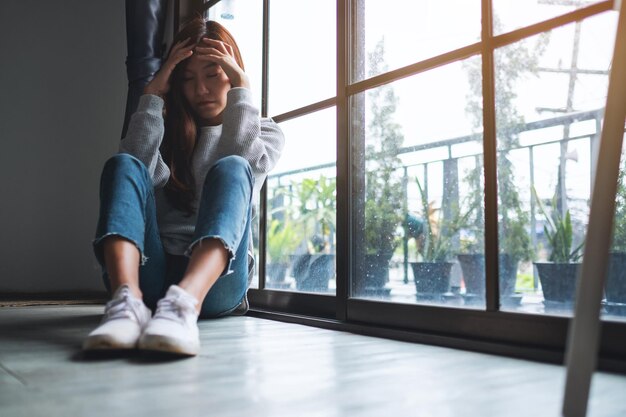 Foto laag deel van de vrouw die thuis zit