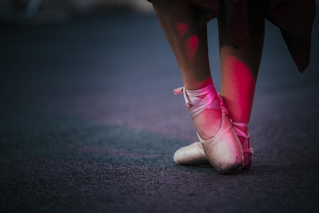 Foto laag gedeelte van balletdanser op straat