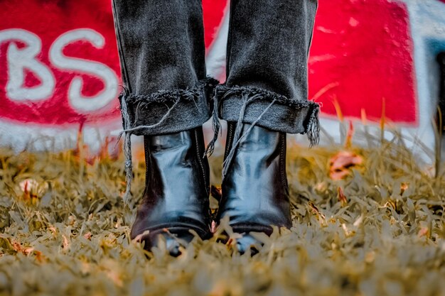 Foto laag gedeelte van de man die op het veld staat