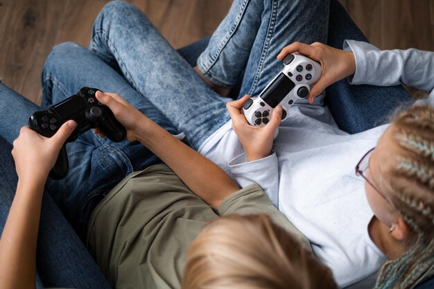 Foto laag gedeelte van de man met een mobiele telefoon