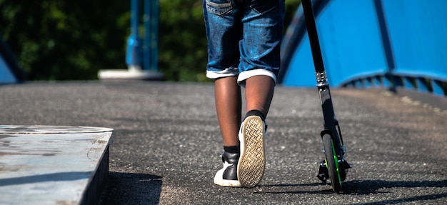 Laag gedeelte van de man skateboarding op de weg