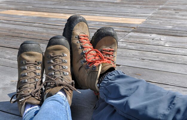 Foto laag gedeelte van de mensen die schoenen dragen op de pier