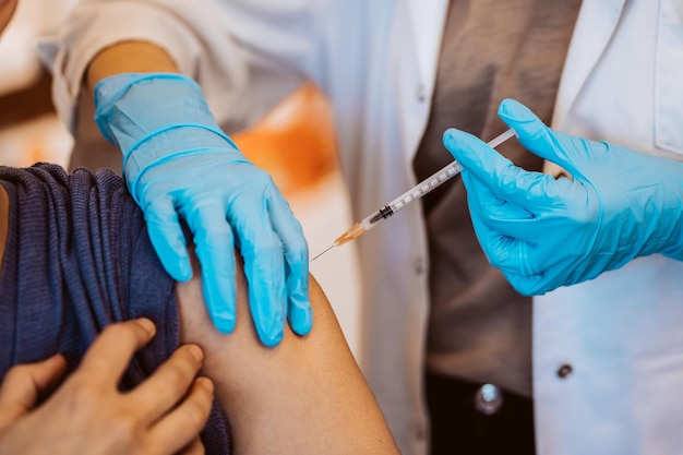 Laag gedeelte van de mensen in handen