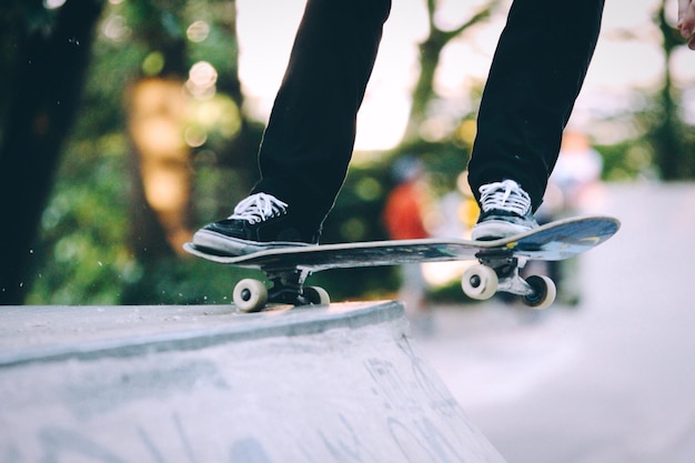 Laag gedeelte van de persoon op skateboard